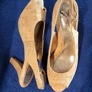 Sofft  Tan Cork  open toe shoe with a 2 in heal and Gold accents Size 6.5m